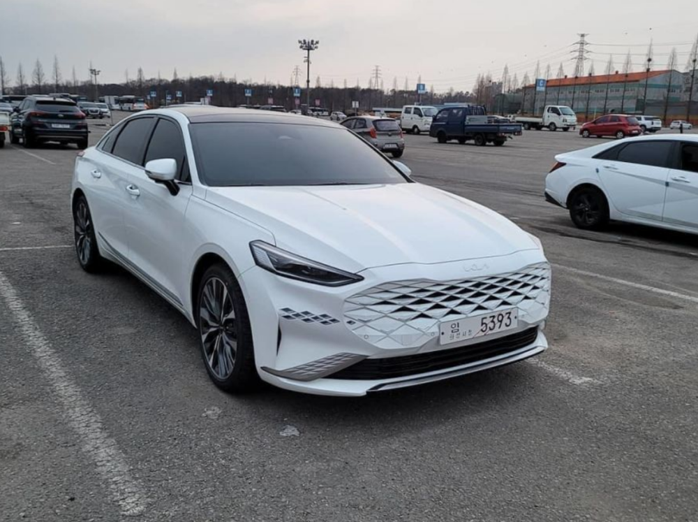 韩系c级车起亚k8实车,气质很高冷!比红旗h9差点贵气