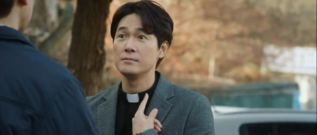 韩剧窥探关于神父的个人猜测他是所有事件背后的推手