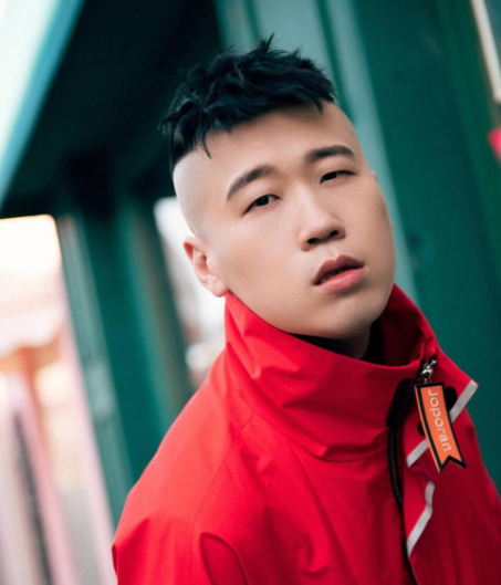 杨九郎机场怼粉丝惹争议用手指人大吼大叫是他飘了吗