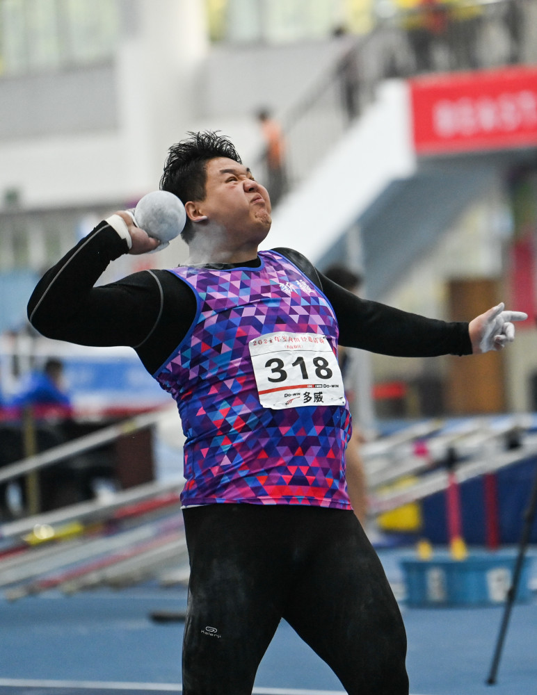 新华社记者 王曦 摄3月12日,西安体院队选手冯杰在男子铅球决赛中