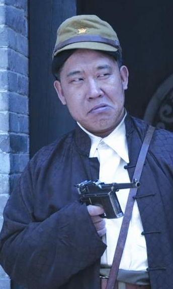 或许是因为他嘴歪的原因,只能出演一些反派角色,渐渐的杜旭东也发现了