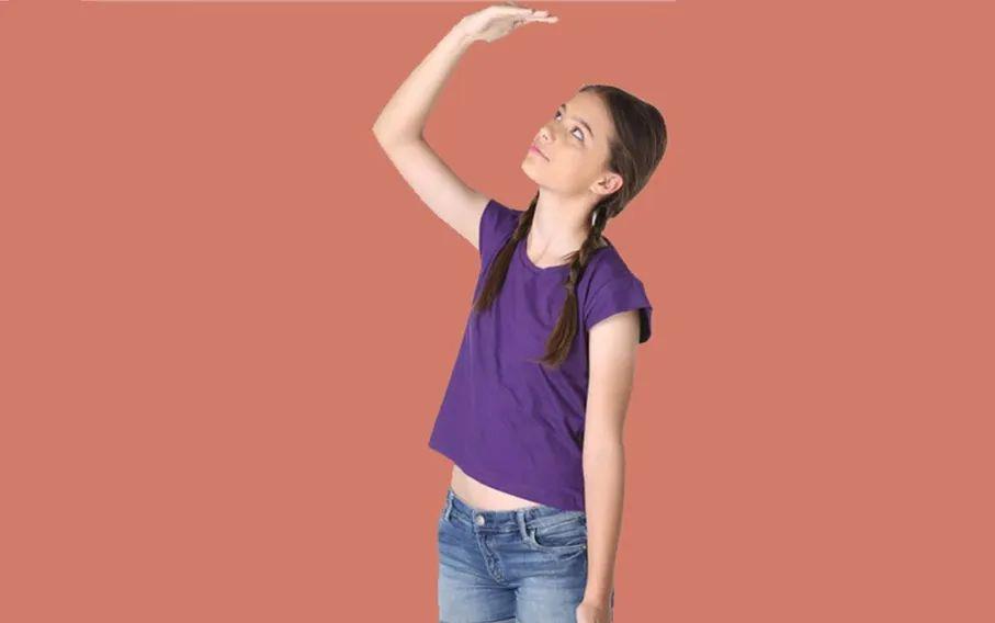 男孩青春发育的最早征象是睾丸增大,所以男孩发生性早熟首先出现的