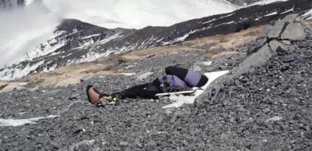 珠峰上的睡美人,冰封9年百人路过无视,只有一人做了件傻事