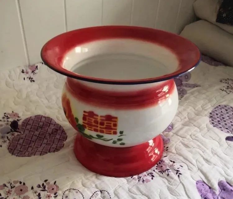 老海门人都用过的痰盂罐竟在国外火了关键是