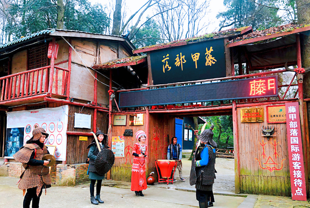 祖先曾打败过诸葛亮的"藤甲部落",村民每天甲不离身