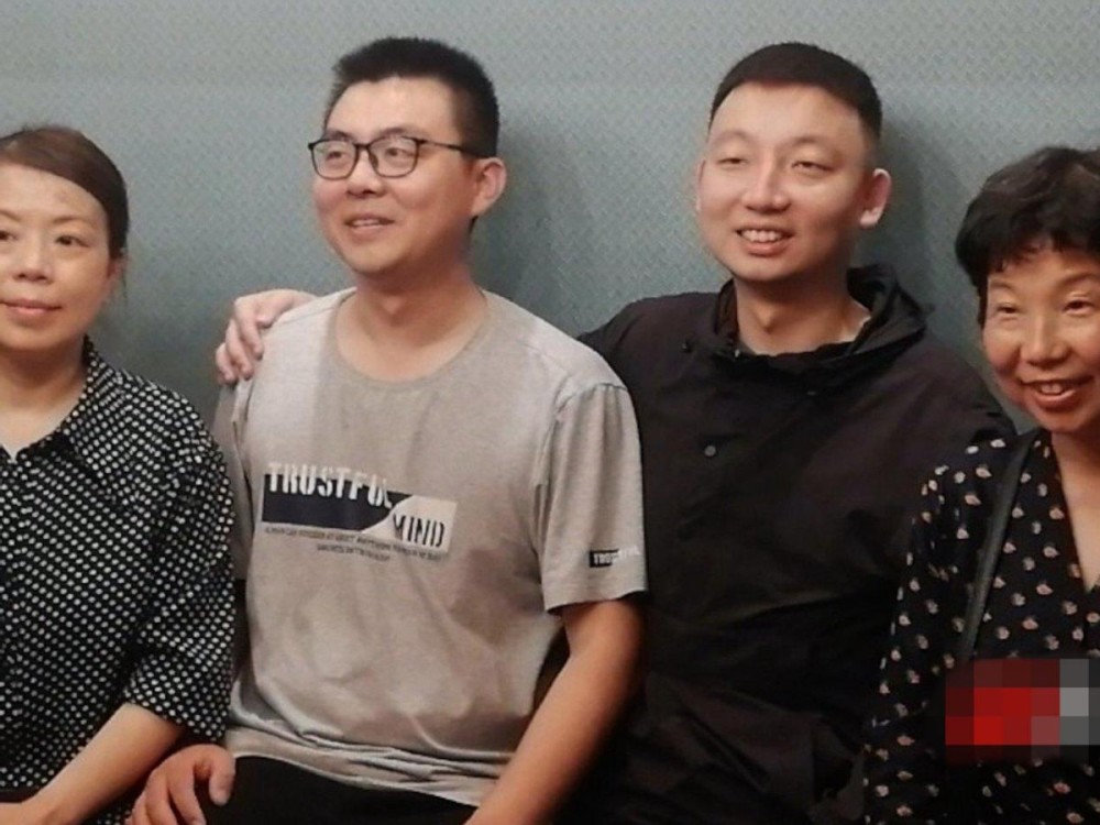 错换人生28年案又现新疑点塑料做的婴儿手环怎会意外脱落