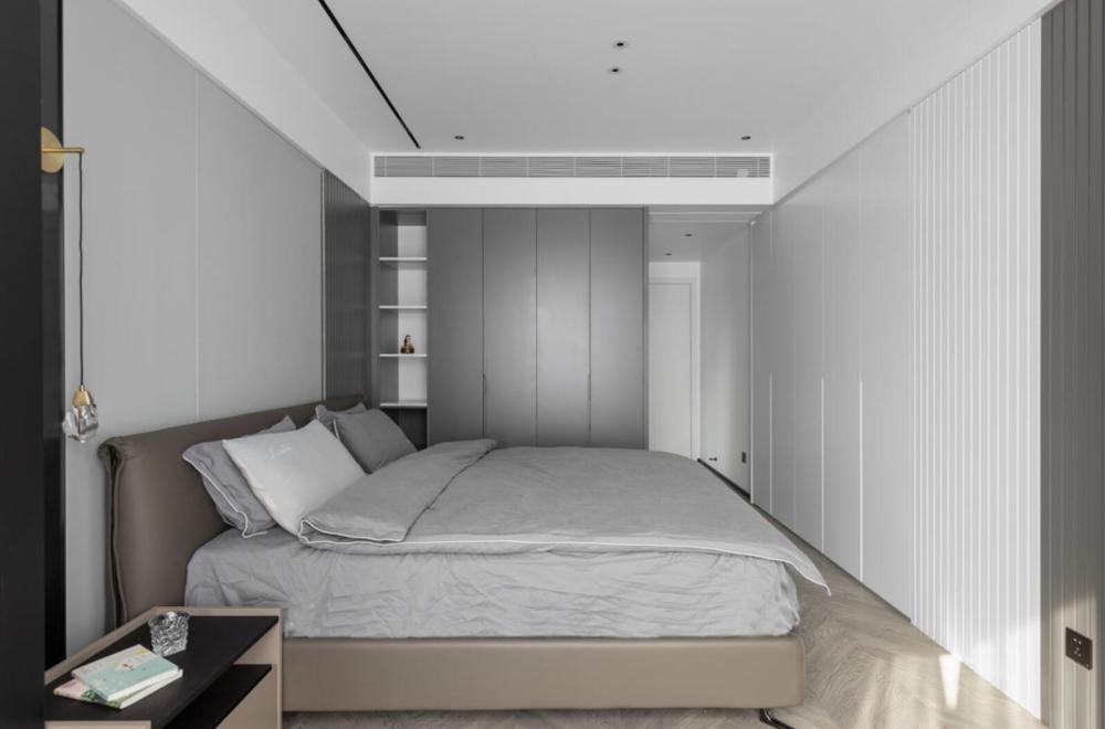 主卧室做双面衣柜越来越普遍,只有入住后,才知道有多实用_腾讯新闻