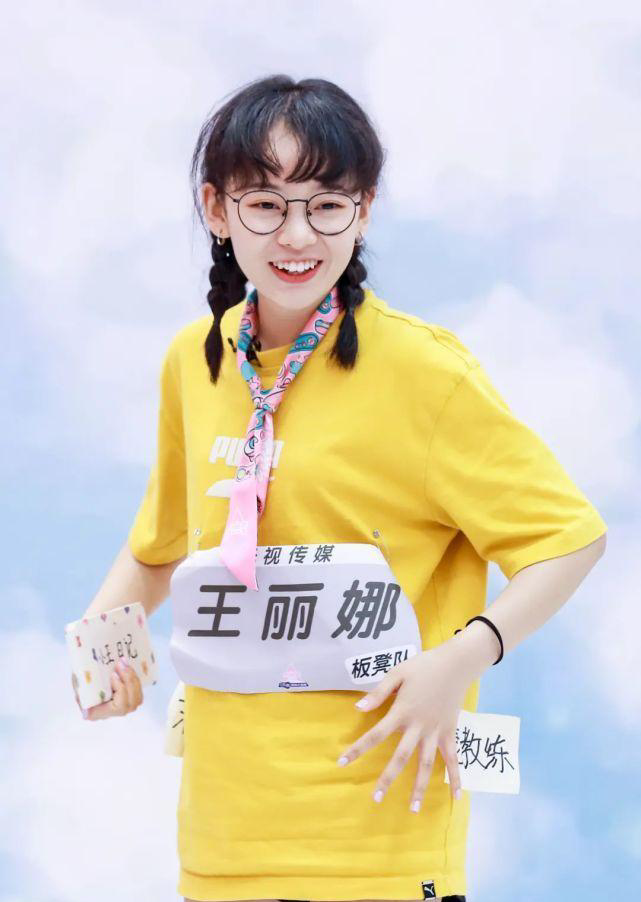 赘婿里最甜丫鬟剧外穿彩虹装配泡面头好可爱比剧中更呆萌