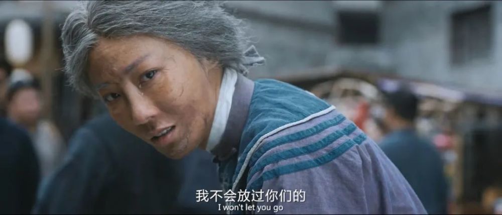 但鬼王被南哥押解去兴化府接受审判,而假扮成老妇人的玉凤凰在一边虎