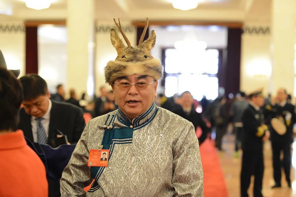 "又称"斜仁柱",是鄂伦春族,鄂温克族等狩猎与游牧民族的临时住屋,这种