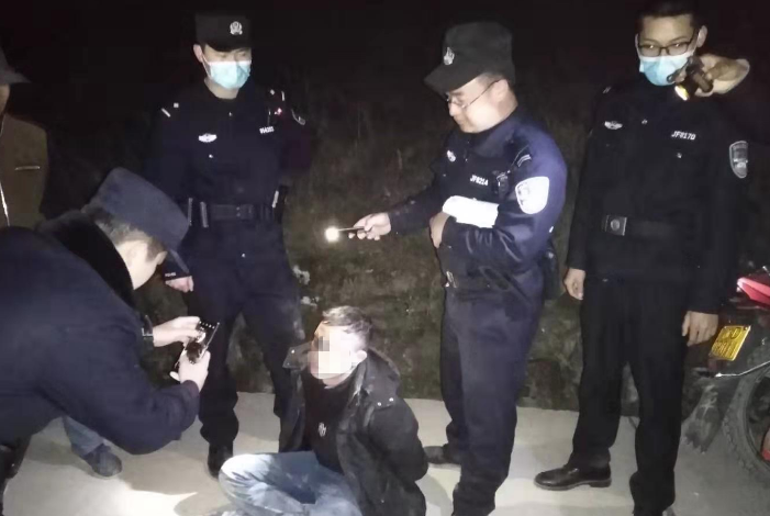 多名警察半夜搜山抓捕现场曝光他在万州栽了