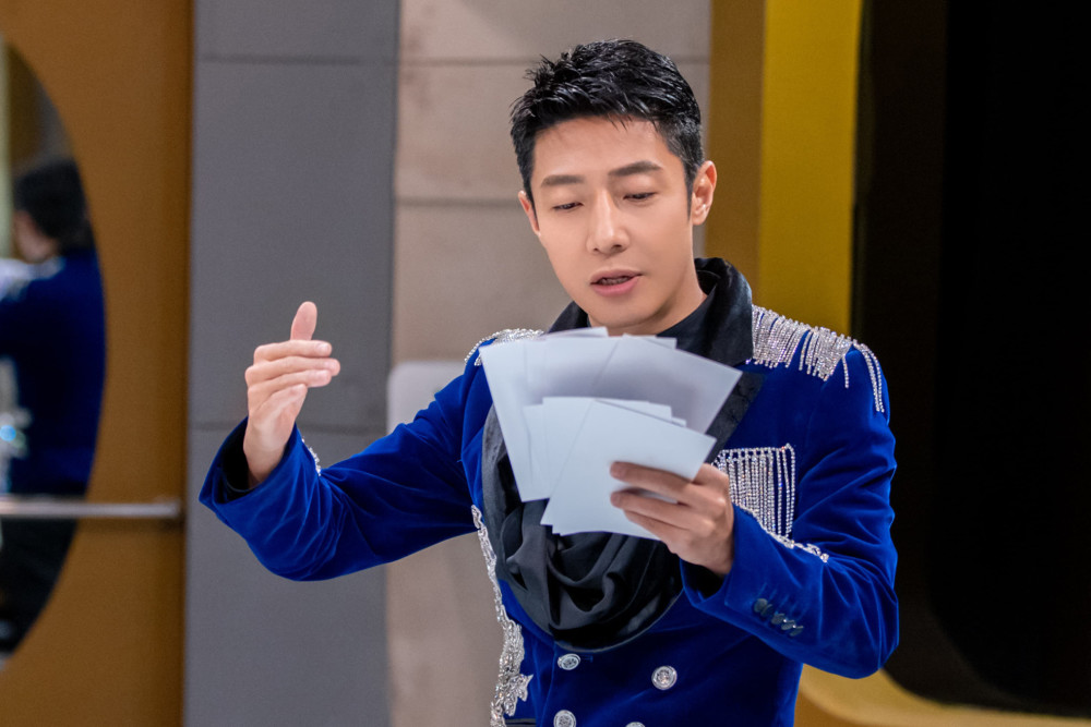 撒贝宁名侦6季首换发型,穿皮衣帅气又显高,钢铁直男秒变小鲜肉