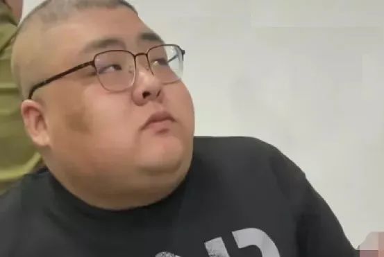 了越来越多的大块黑斑,某些网友还给泡泡龙起了一个外号,叫"尸斑哥"