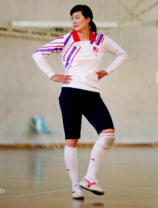 女排"末代皇后",涉禁药第一人,痛哭退役赴美,今51岁已被遗忘|巫丹