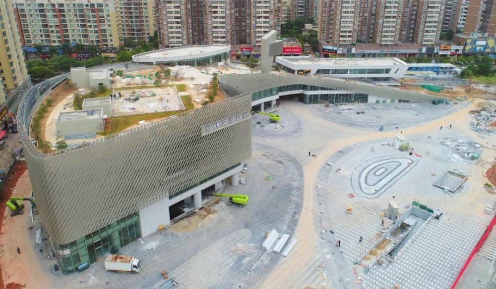 陪伴红旗镇居民11年的中心广场