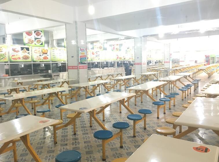 湘潭大学共有七大食堂,天南地北的吃食齐聚于此.