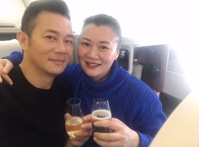 张兆辉发文表白爱妻庆祝结婚24周年妻子年轻时颜值高身材好