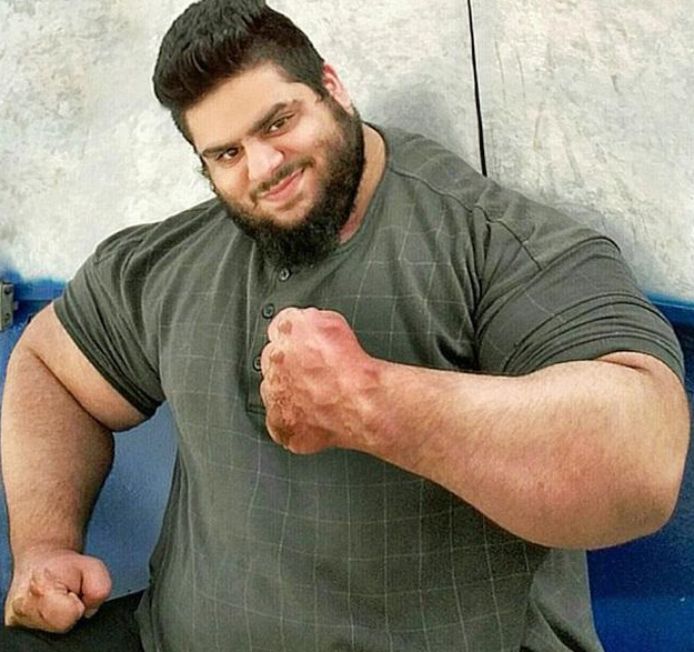 真实版的"绿巨人":伊朗一男子体如巨熊,进军搏击梦想进wwe!_腾讯新闻