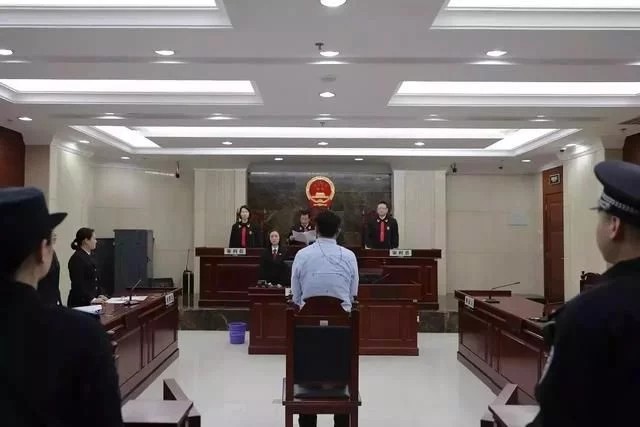 郭利,北京人,一名同声传译的自由职业者,38岁达到事业巅峰的同时迎来