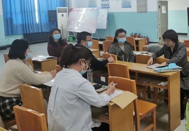 哈密市第四中学作为推广应用重点学校,迅速行动,成立"整本书阅读"