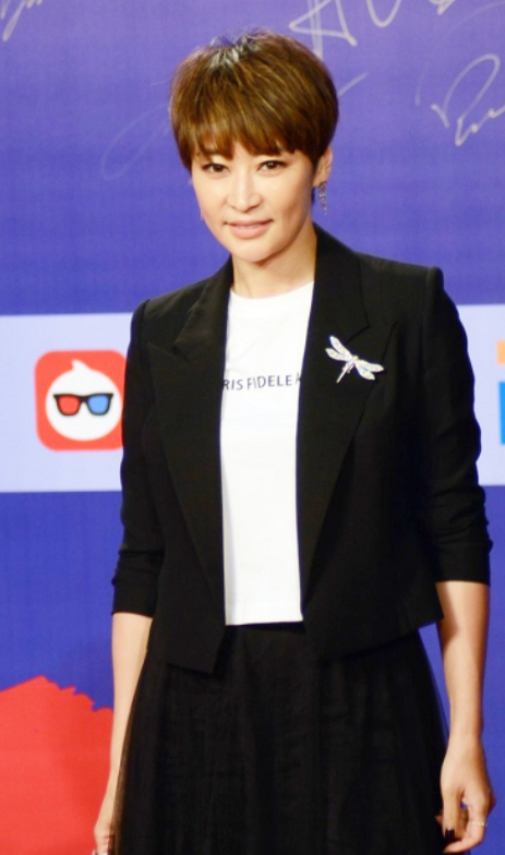 48岁梁静太会穿一袭丝绒西装飒爽又高级气场盖过190管虎