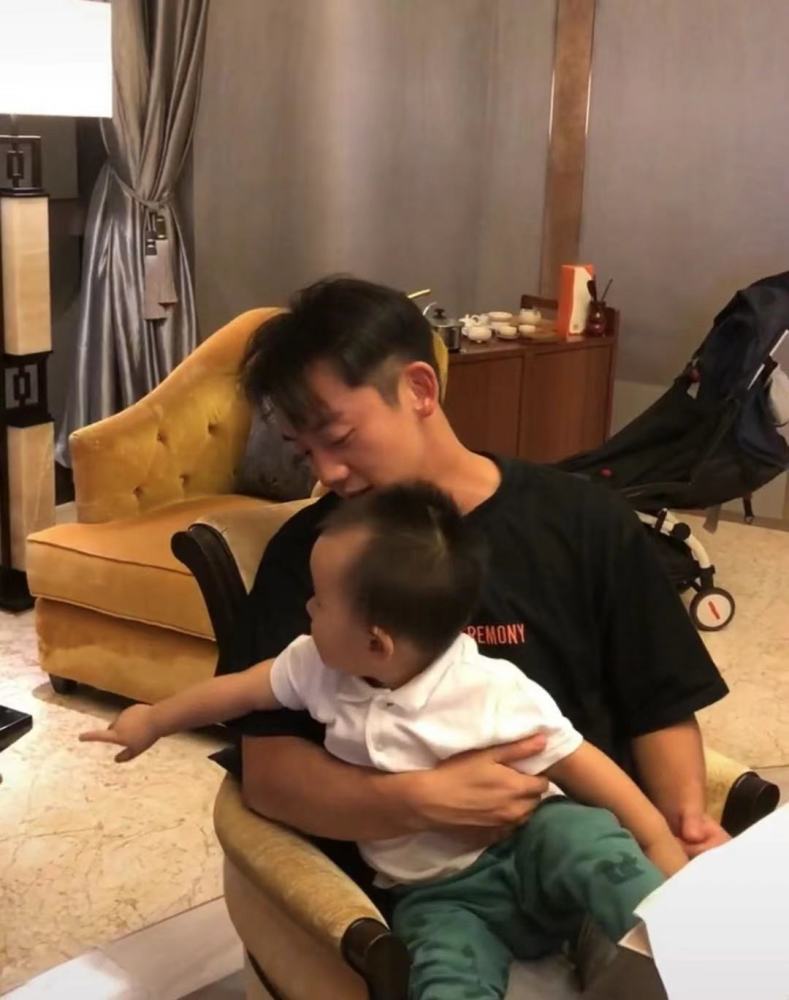 郑恺工作室晒照抱过考拉抱过玩偶的老板终于抱上了女儿