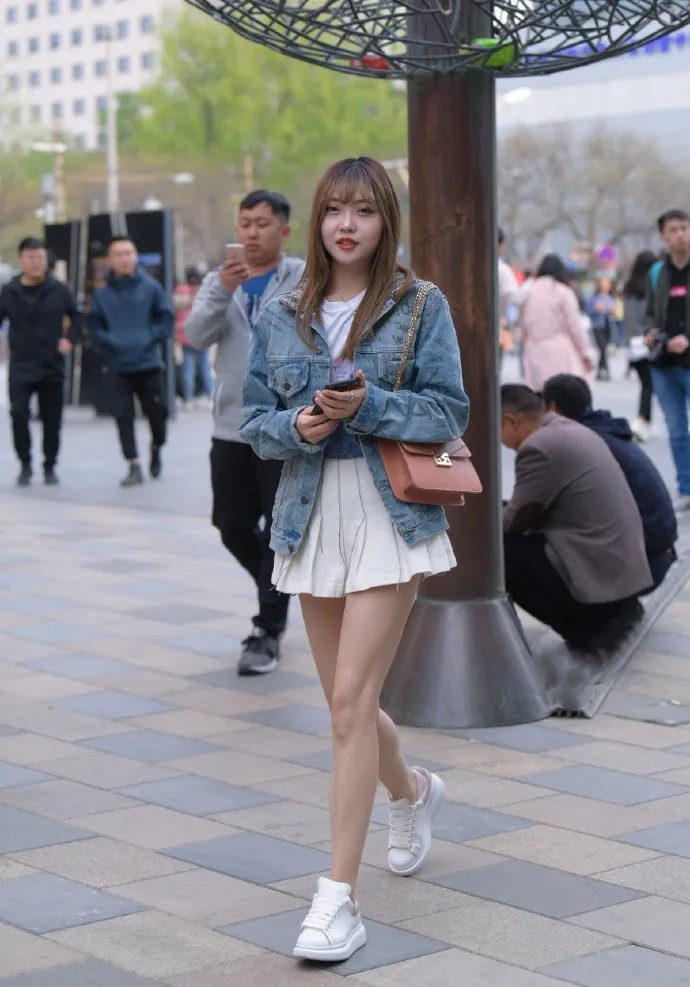 白色印花t恤,搭配百褶半身裙,青春可人少女感十足