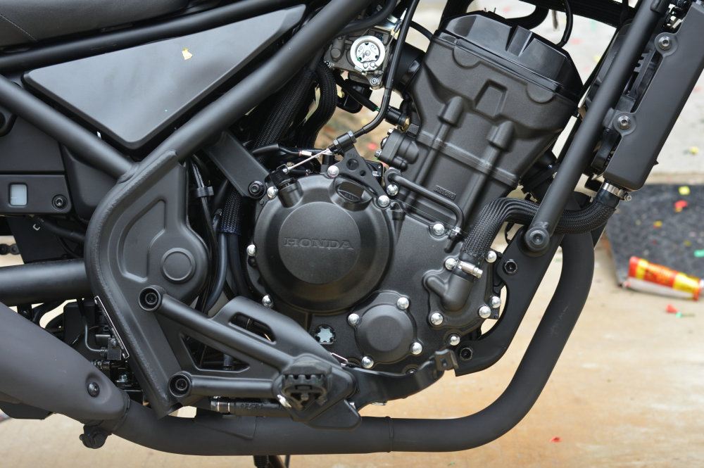 本田cm300搭载了286cc单缸水冷发动机,最大功率20.4kw(27.