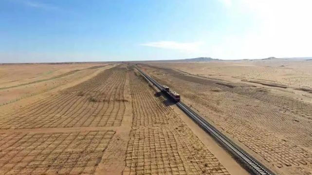 1958年开通运营的包兰铁路穿越腾格里沙漠边缘的宁夏中卫市沙坡头时