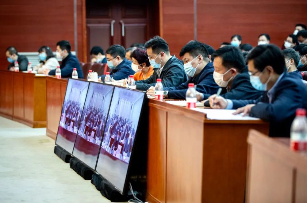 团中央书记处常务书记汪鸿雁主持会议,书记处书记徐晓,傅振邦,吴刚