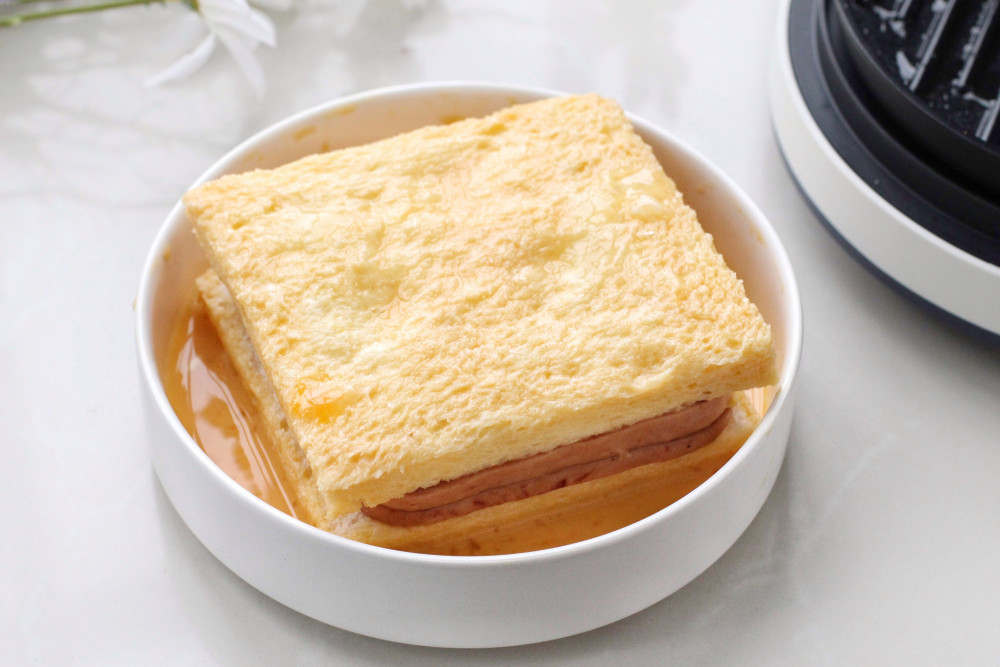 小贴士: 午餐肉可以用火腿片代替,要想热量低一些就改用全麦吐司,芝士