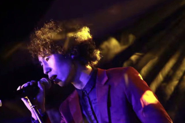 歌手庞麦郎不仅是笑话而且马上变成植物人了