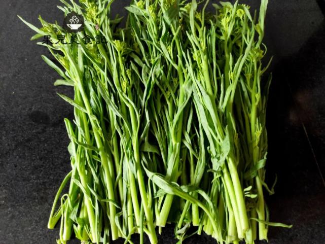 打开腾讯新闻,查看更多图片 >葱葱菜叫冲菜又叫辣菜,葱葱菜是我们本地