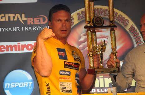 约翰在1994年前赢得了4次世界重量级世界杯腕力冠军,掰手腕的技巧运用