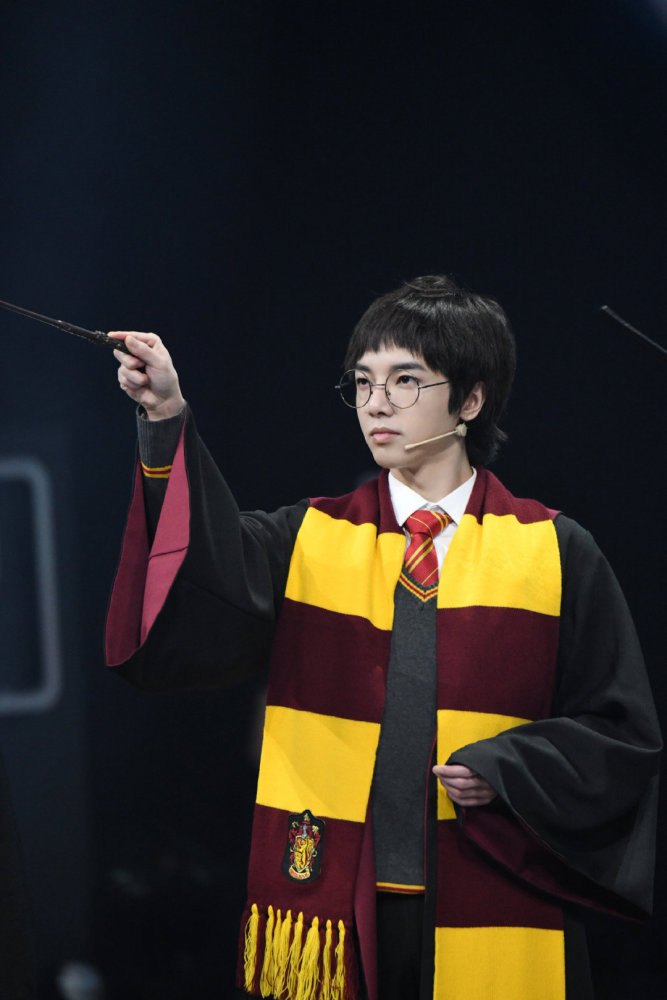 华晨宇哈利波特造型17年和21年神奇联动奇迹花花游魔法学院