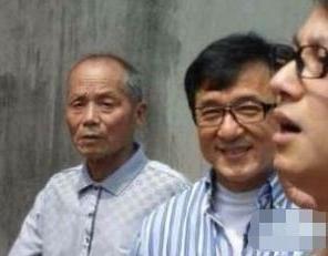 2013年成龙回安徽认祖归宗两个同父异母的亲哥哥今过得怎样