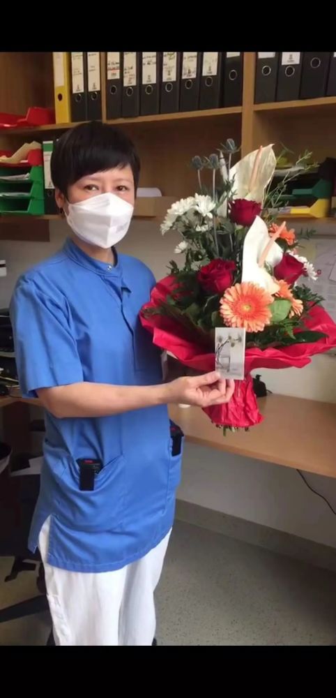 奥地利华人委托华人医护人员葛淑芹送去的鲜花祝愿冯国庆先生一路走好
