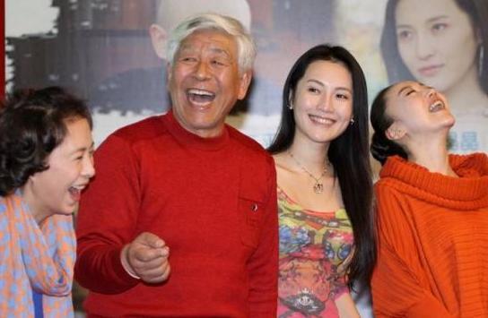 国家一级演员张洪杰,被瘫痪妻子和三个孩子吸血,75岁不敢退休_腾讯