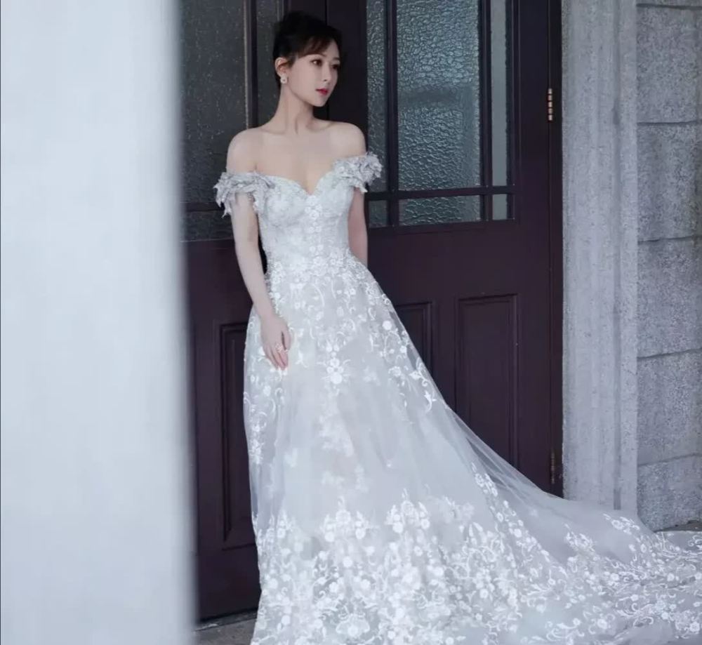 杨紫接连穿露肩裙装走红毯是准备不蒸馒头也要争口气的节奏