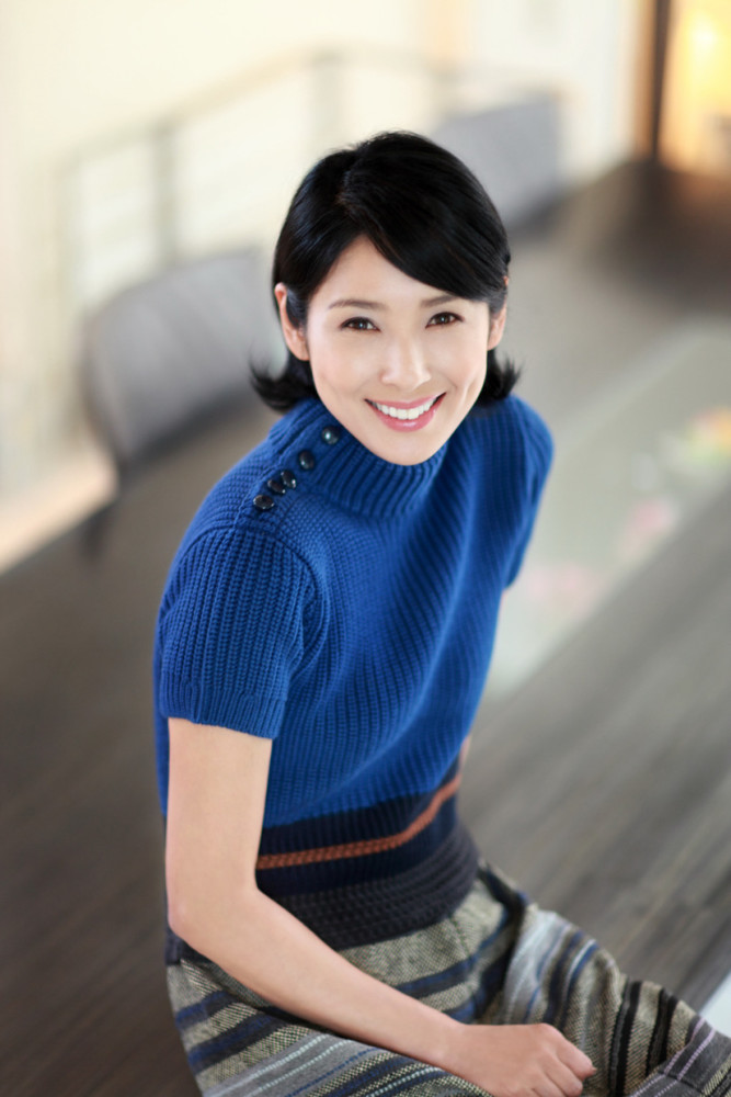 信不信由你,这就是年过60岁的黑木瞳,哪有一点花甲老人的样子呢?