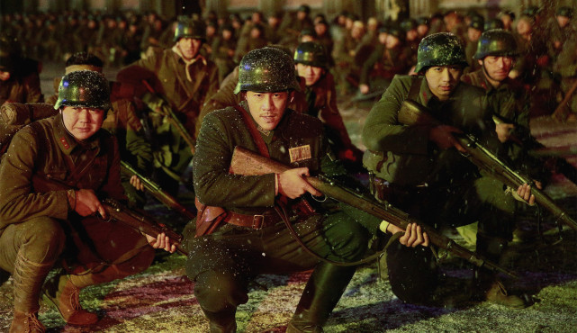 《八佰》侮辱军事专家智商的那些地方,你都看懂了几个?