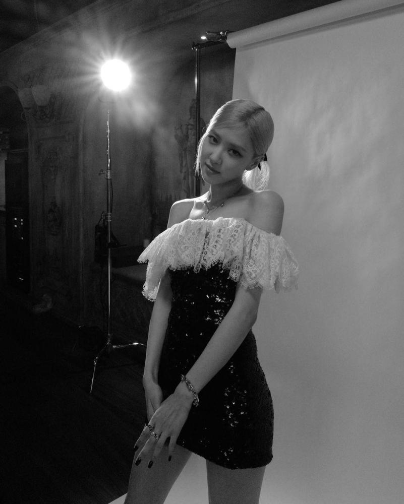 blackpink朴彩英晒照踩针蹲地秀筷子腿神曲被指抄袭霉霉