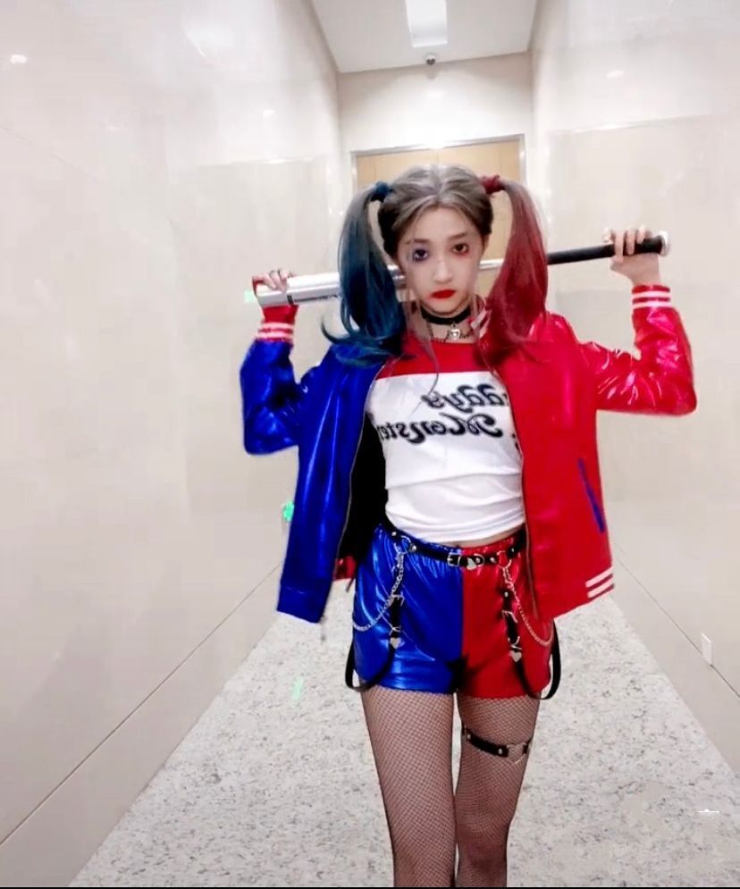 以前关晓彤cos角色都是可爱漂亮的角色,这也是她第一次尝试"小丑女"的