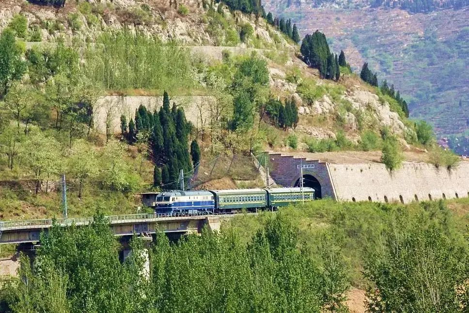 铁路部门建议从淄博站乘坐7053次列车的旅客,可就近从南仇站购票上车.