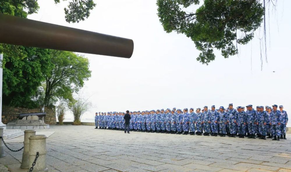 南海舰队第五期陆勤单位营连主官集训学员前往虎门沙角炮台回顾百年