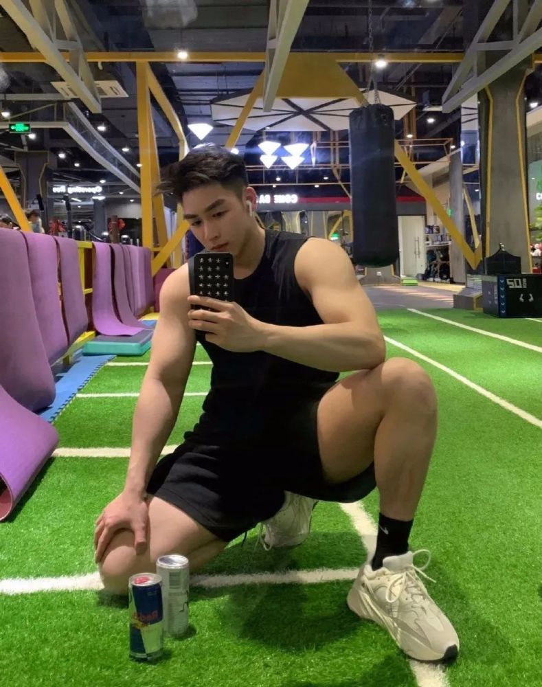 肌肉博主晒照片大胸肌惹人注目如何练出