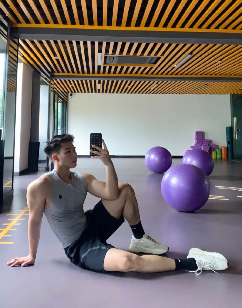 肌肉博主晒照片大胸肌惹人注目如何练出