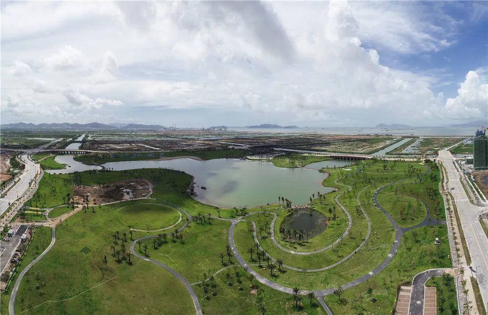 沿着珠海大道行至尽头,转入三虎大道一路向北,平沙新城便出现在眼前.