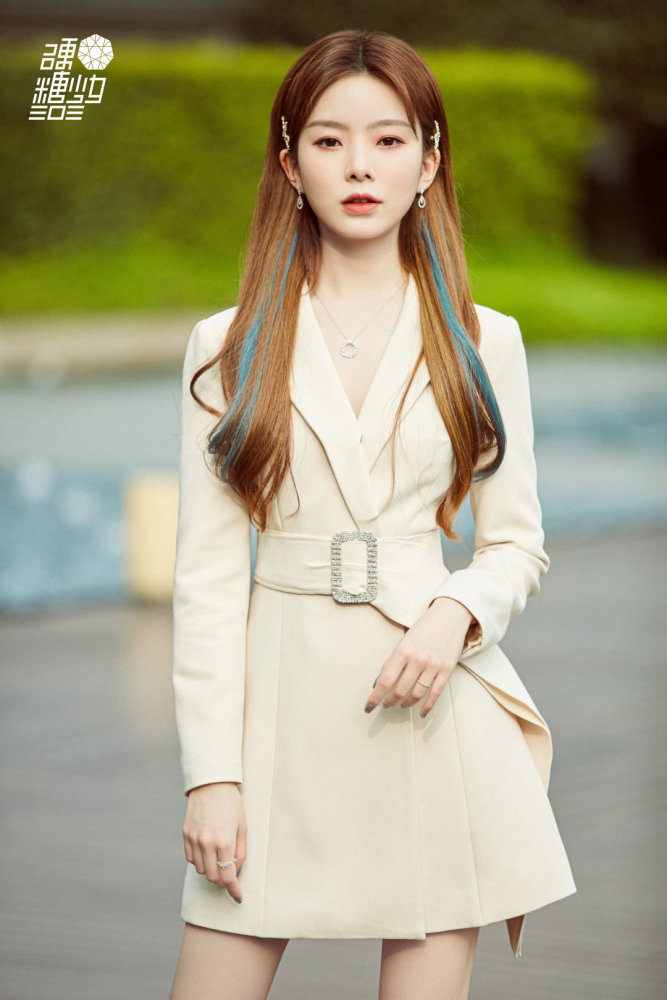 陈卓璇青春光感西装造型