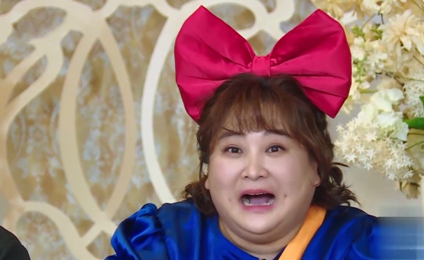 贾玲,沈腾和所有人全部都是哈哈大笑,还拍手叫好,一副看好戏的样子,就